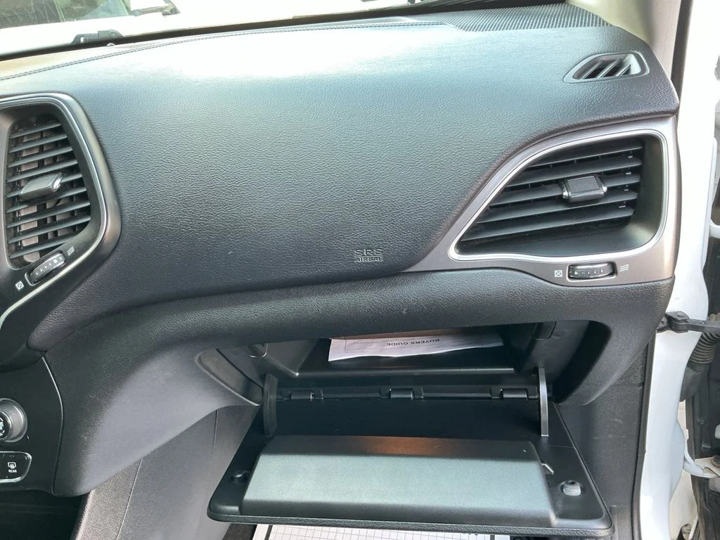 Used 2019 White Jeep Latitude Plus image 28