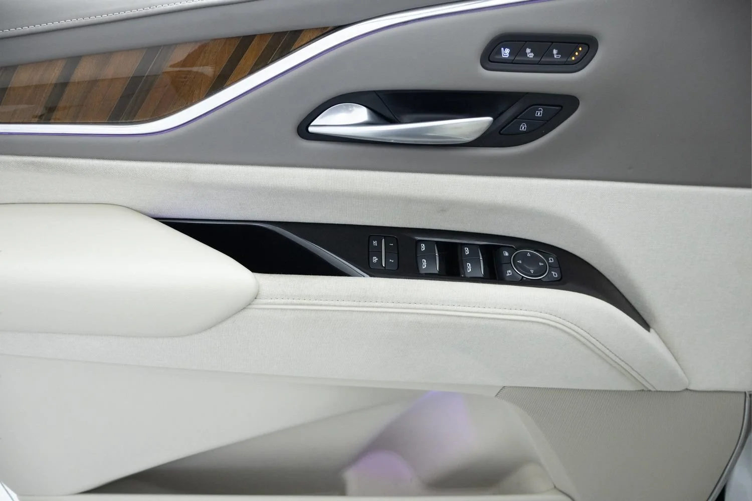 Used 2024 Crystal White Tricoat Cadillac Sport Platinum image 27