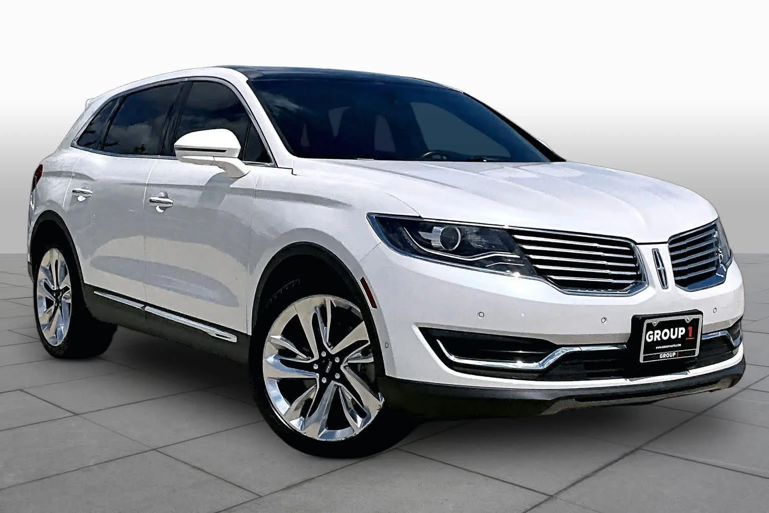 Used 2018 White Platinum Metallic Tri-Coat Lincoln Reserve image 3