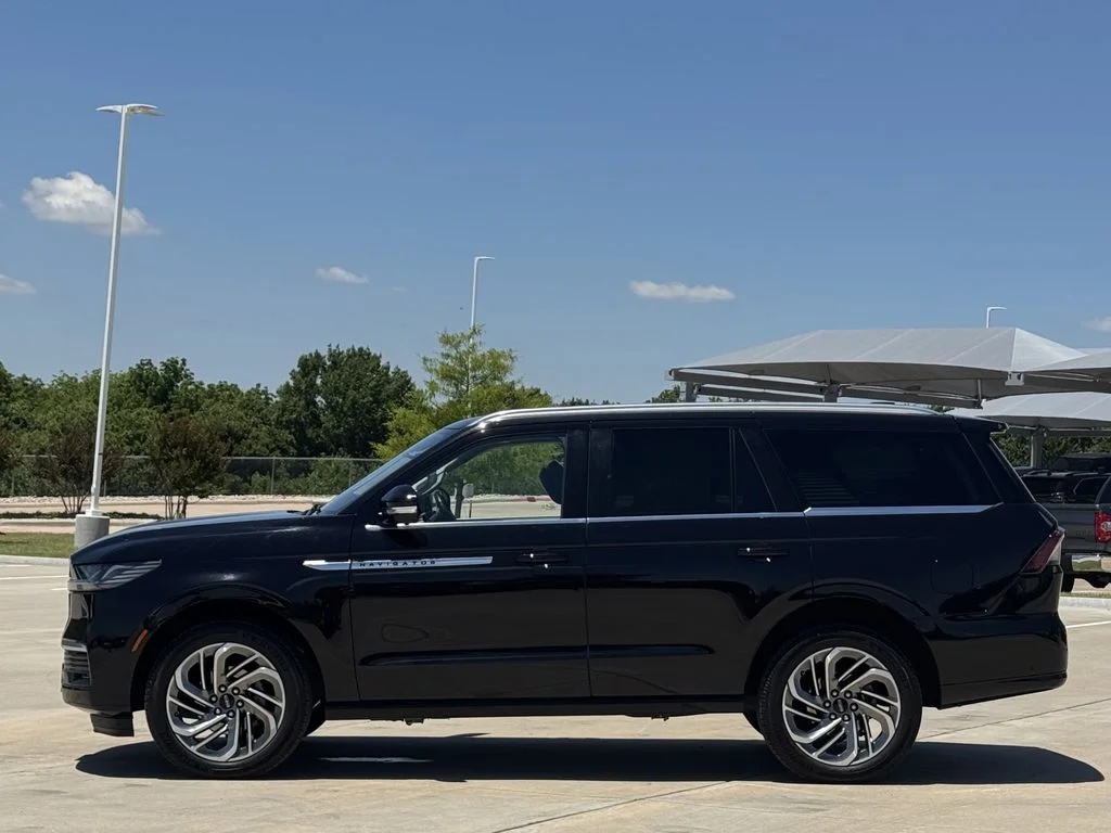 Used 2025 Black Lincoln Reserve image 3