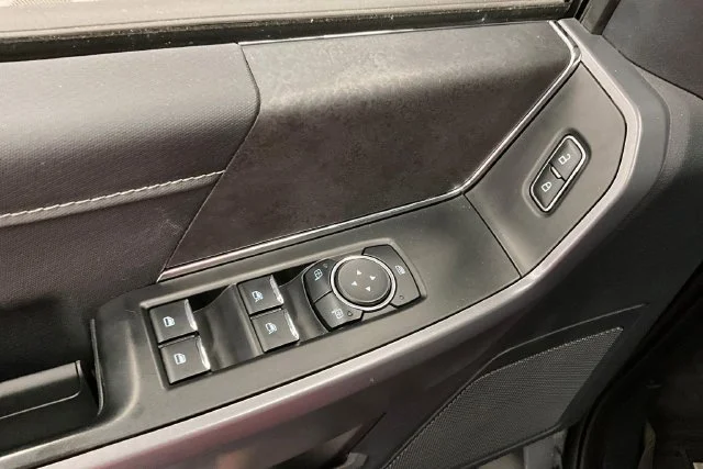 Used 2025 Agate Black Metallic Ford XLT image 38