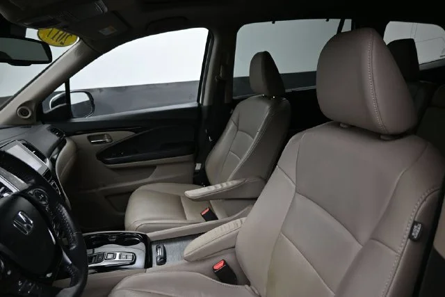 Used 2017 White Honda Touring image 29