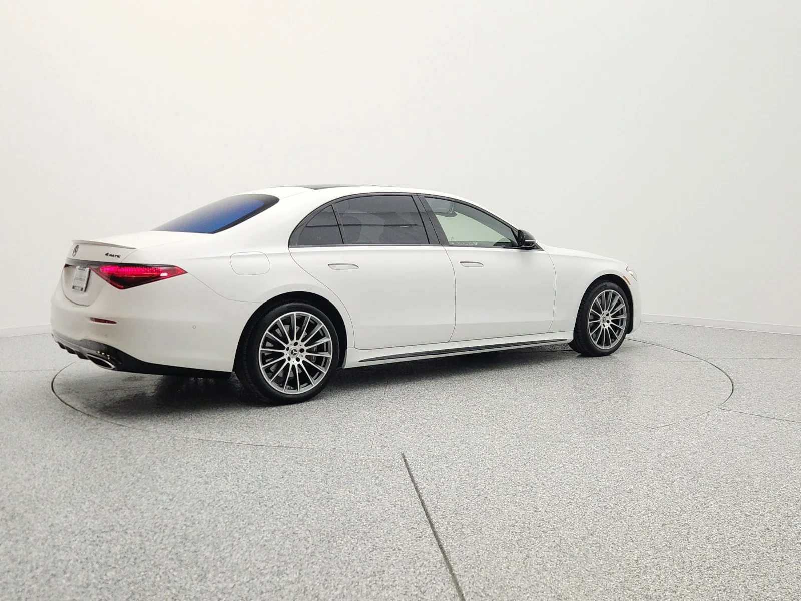 Used 2025 MANUFAKTUR Moonlight White Metallic Mercedes-Benz S 580 4MATIC® Sedan image 5