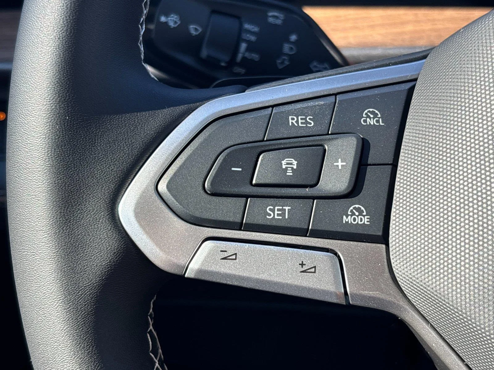 New 2027 Deep Black Pearl Volkswagen SE w/Technology image 18