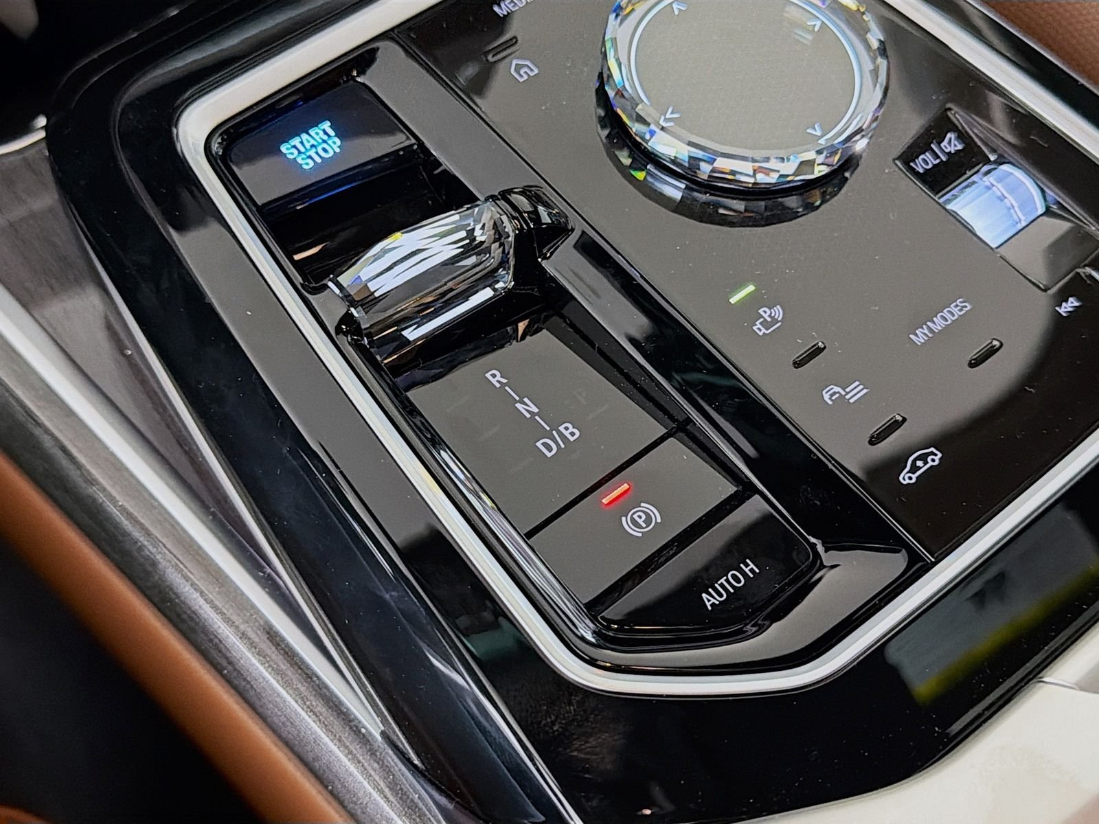 New 2026 Black Sapphire Metallic BMW M70 image 17