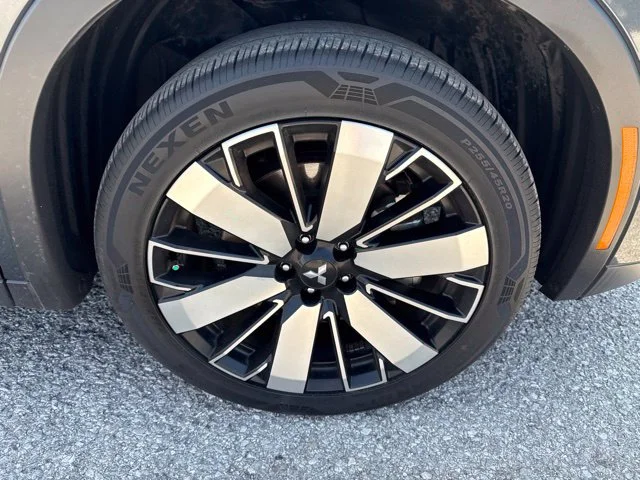 Used 2025  Mitsubishi SE image 12