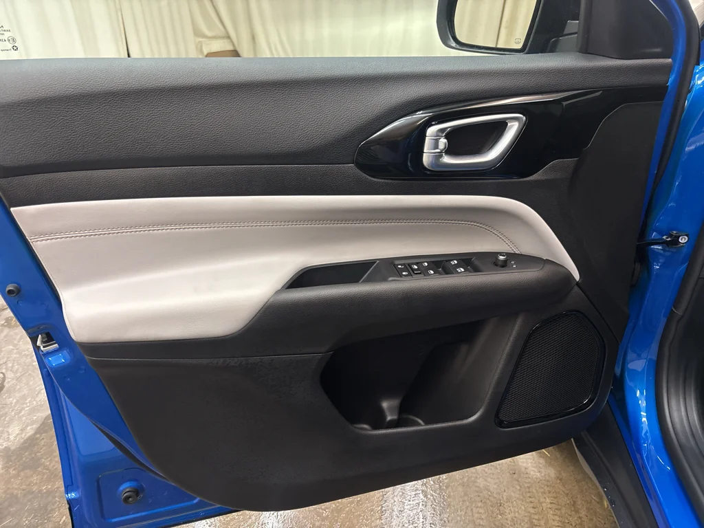New 2026 Hydro Blue Pearl-Coat Exterior Paint Jeep Limited image 13