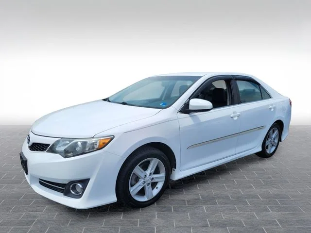 Used 2014 White Toyota SE image 3