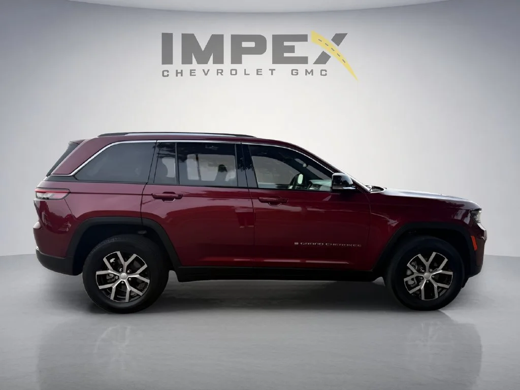 Used 2023  Jeep Limited image 6