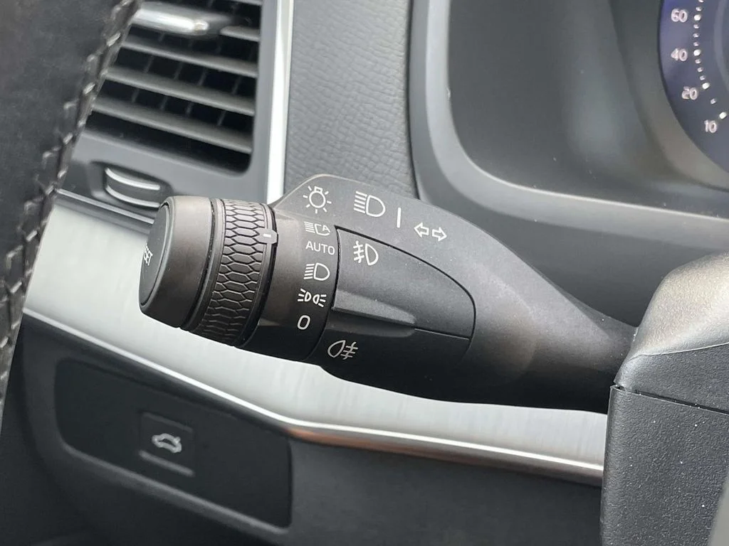 Used 2025 Onyx Black Metallic Volvo Core image 12