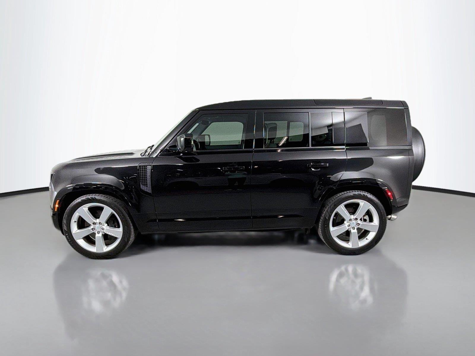 Certified Used 2025 Santorini Black Land Rover X-Dynamic SE P500 V8 image 8