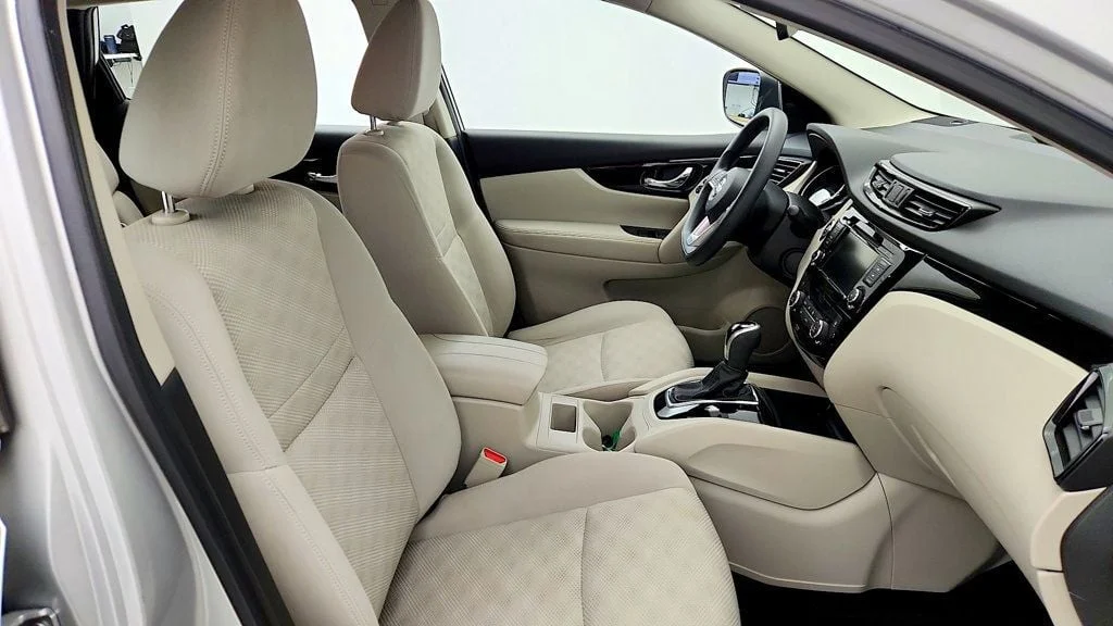 Used 2020 Brilliant Silver Metallic Nissan FWD SV image 22