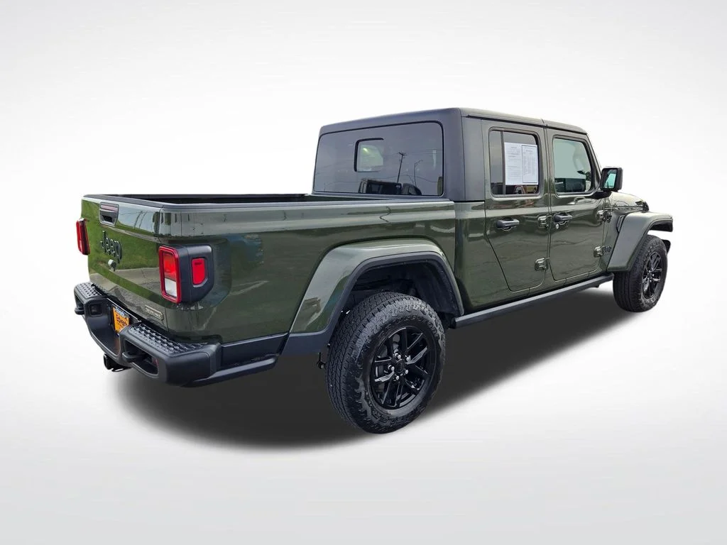 Used 2023 Green Jeep  image 3
