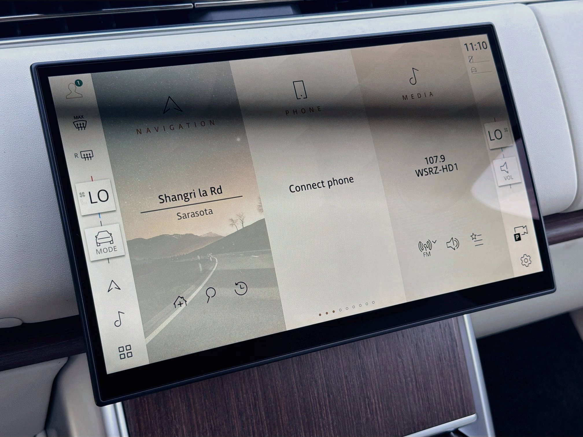 New 2026 Fuji White LAND ROVER SE 7 Seats image 33