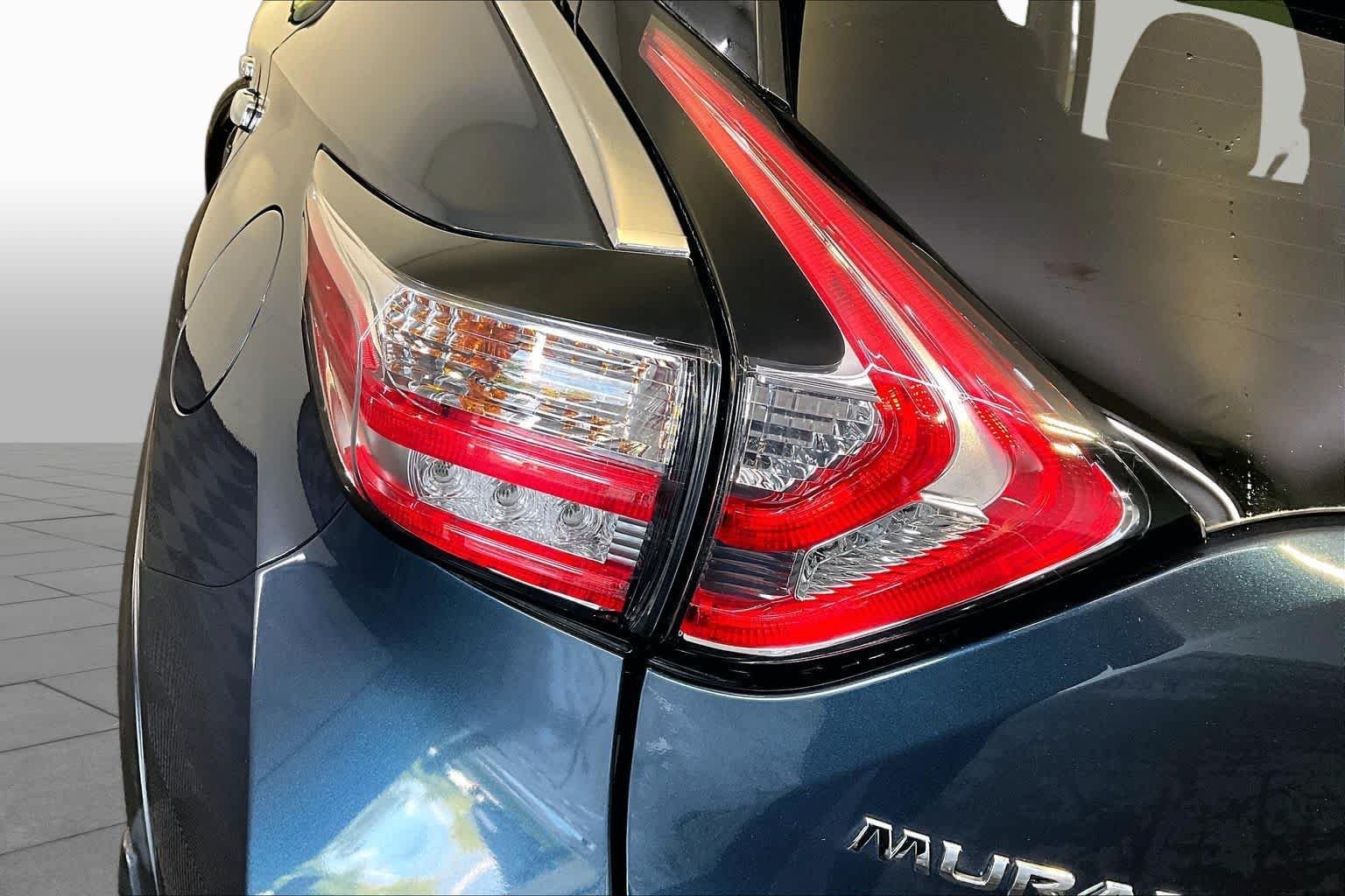 Used 2017 Arctic Blue Metallic Nissan SL image 28