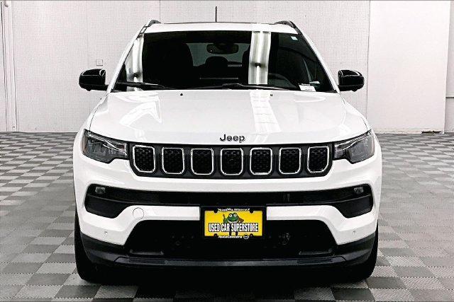 Used 2023 Bright White Clearcoat Jeep Latitude Lux image 4