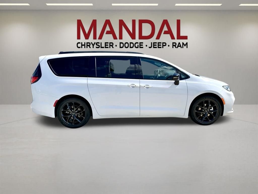 Used 2025 White Chrysler Limited image 5