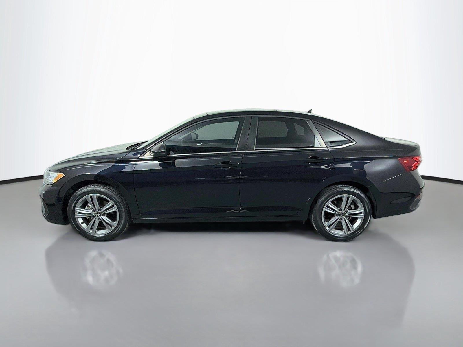 Used 2022 Deep Black Pearl Volkswagen SE image 8