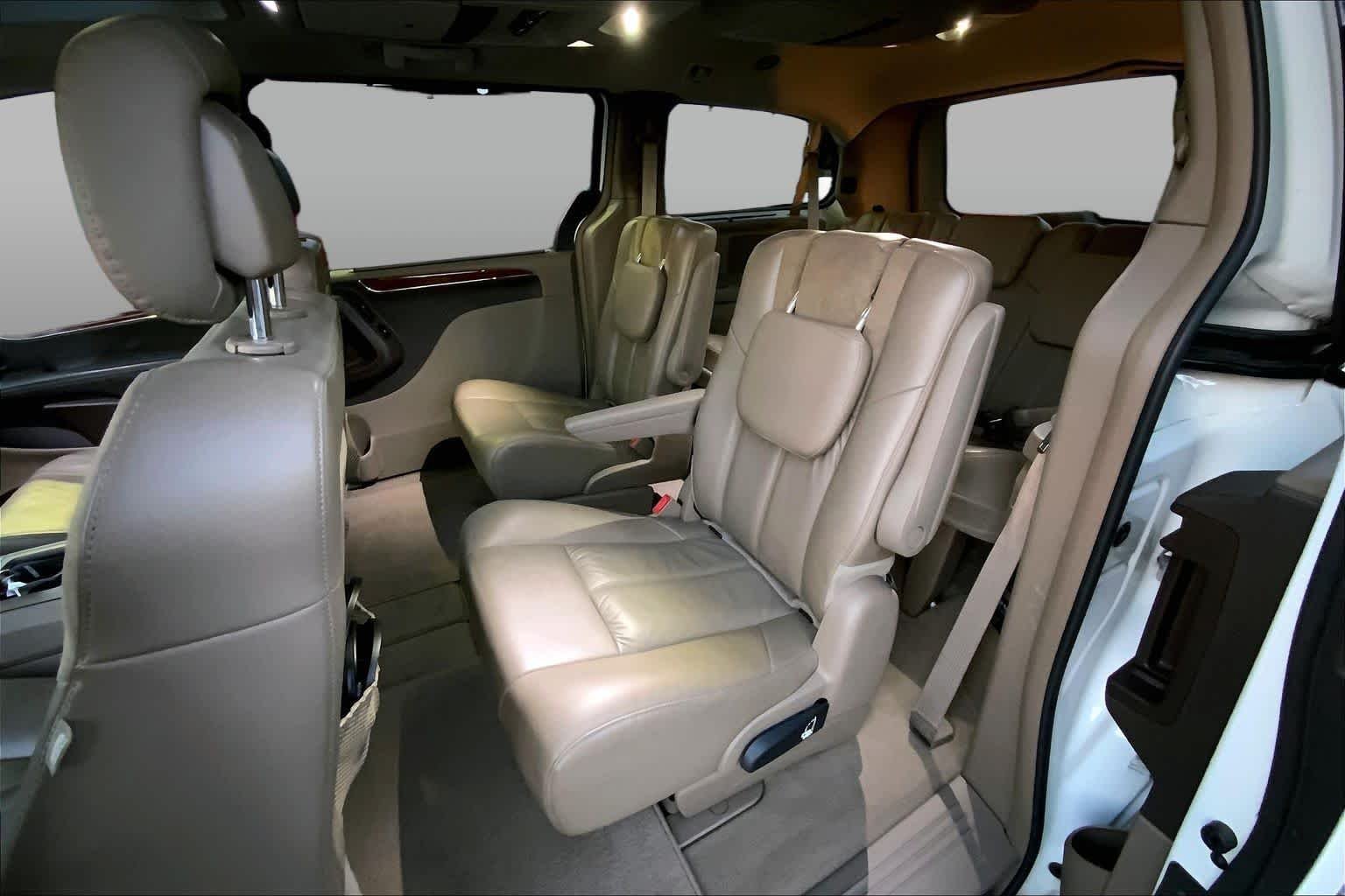 Used 2016 Bright White Clearcoat Chrysler Limited Platinum image 18