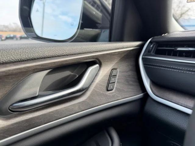 New 2025 Baltic Gray Metallic Clear-Coat Exterior Paint Jeep Limited image 19