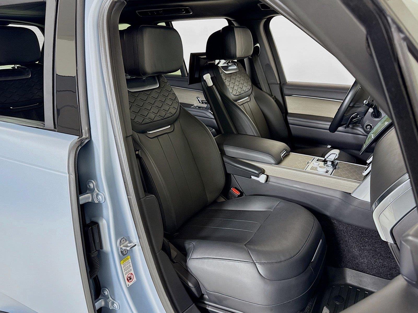 Used 2023 Ionian Silver SV Bespoke Ultra Metallic Gloss Land Rover SV | 225K MSRP image 31