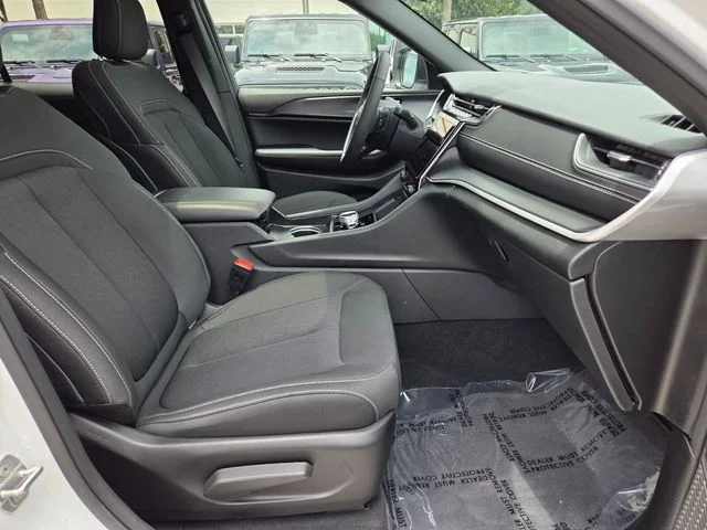 New 2026 Bright White Clear-Coat Exterior Paint Jeep Laredo X image 16