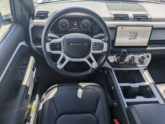 Used 2025 Fuji White Land Rover X-Dynamic SE image 13