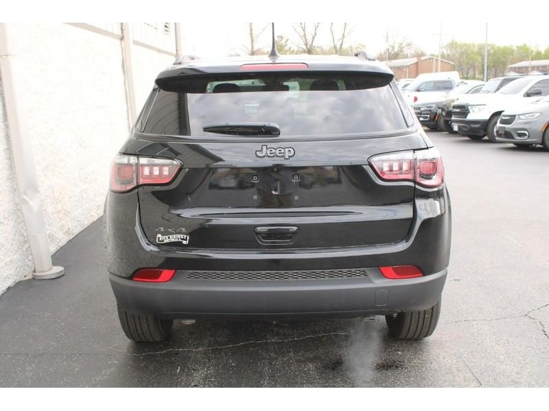 New 2026 Diamond Black Crystal Pearl-Coat Exterior Paint Jeep Latitude Altitude 4x4 image 4