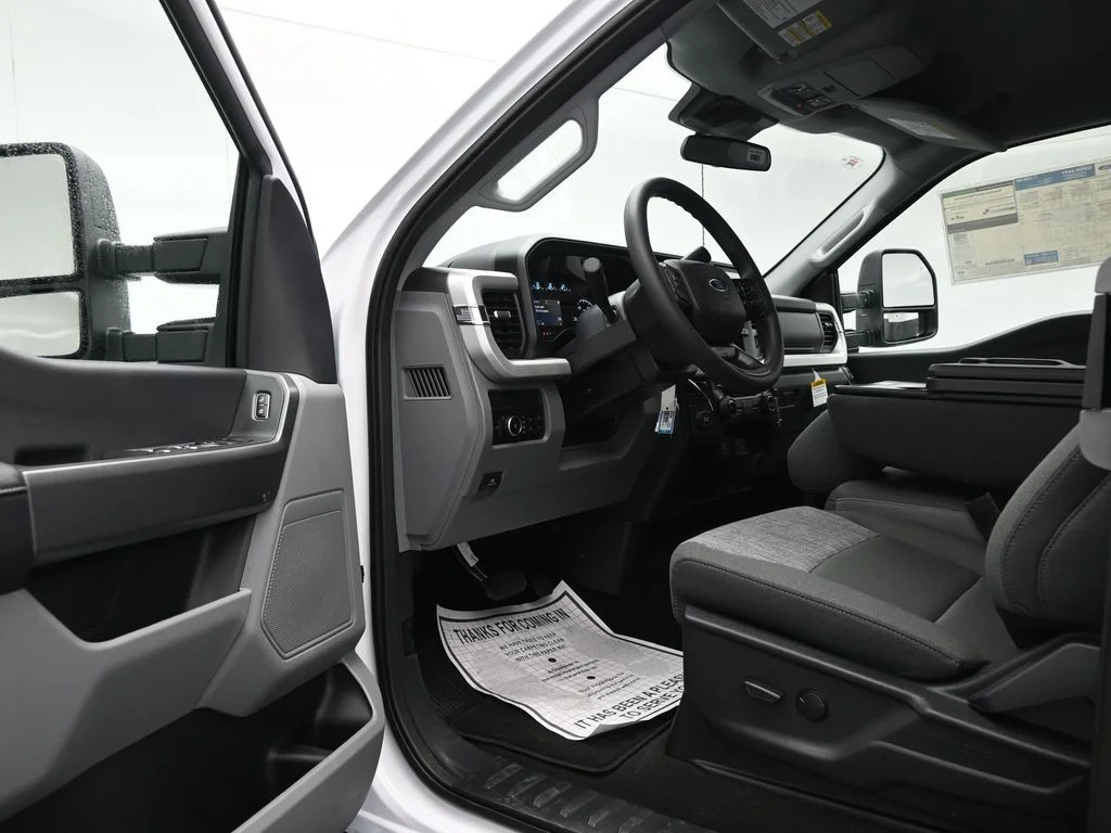 New 2026 Oxford White Ford XLT image 8