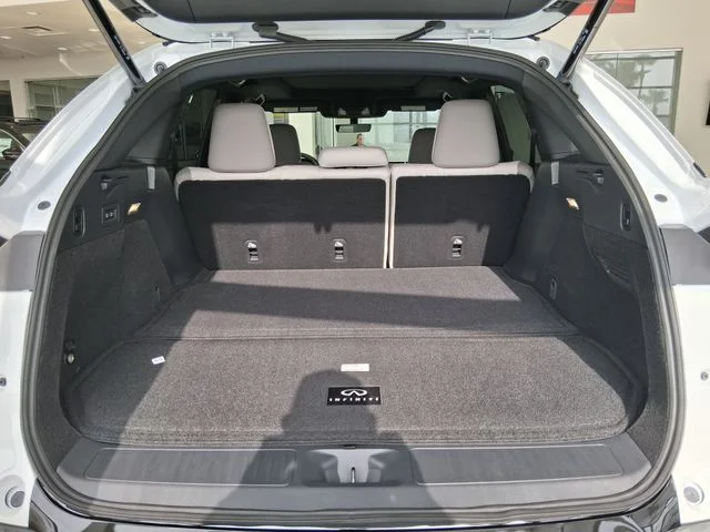 New 2027 RADIANT WHITE INFINITI Luxe AWD image 6