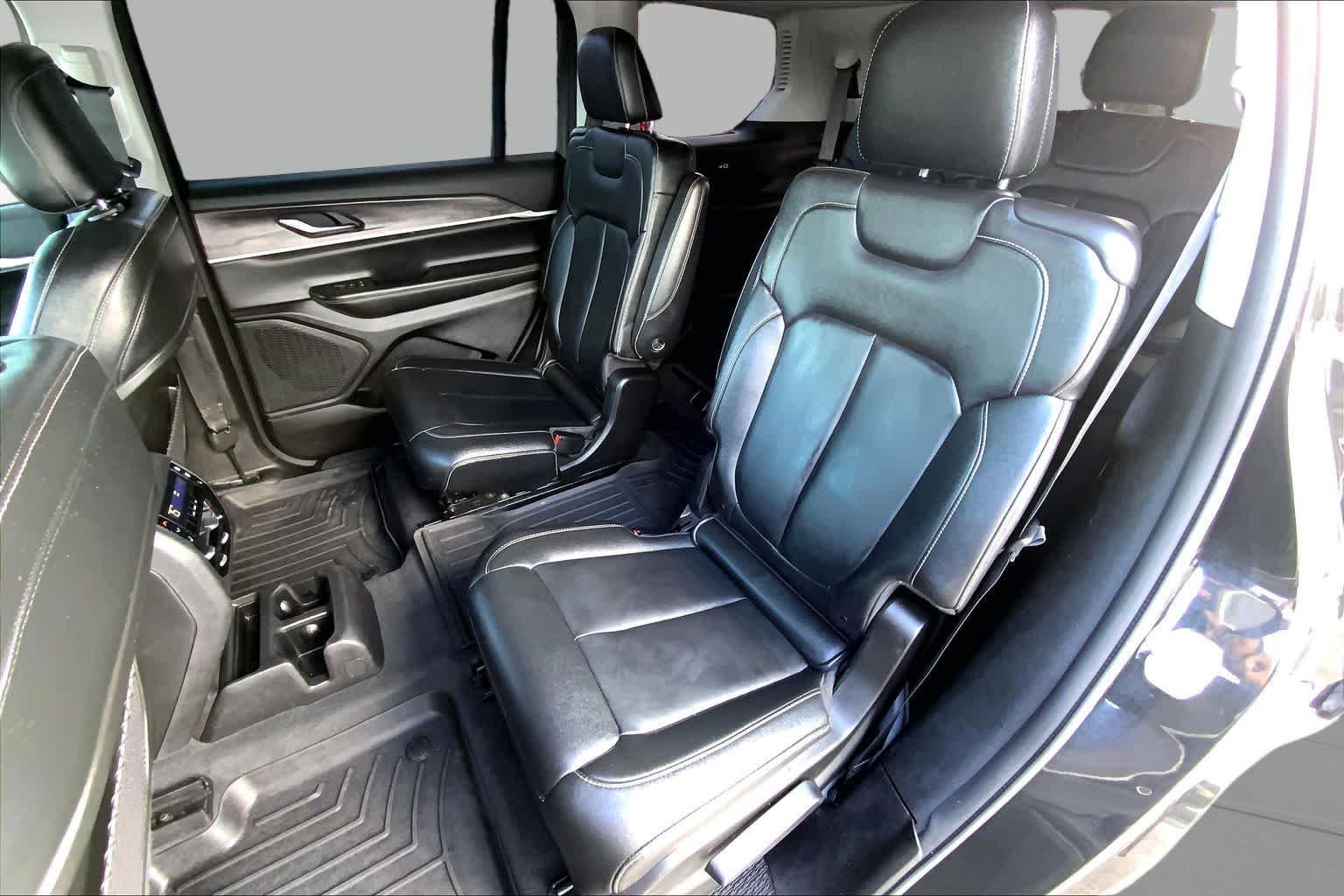 Used 2023 Rocky Mountain Pearlcoat Jeep Limited image 19
