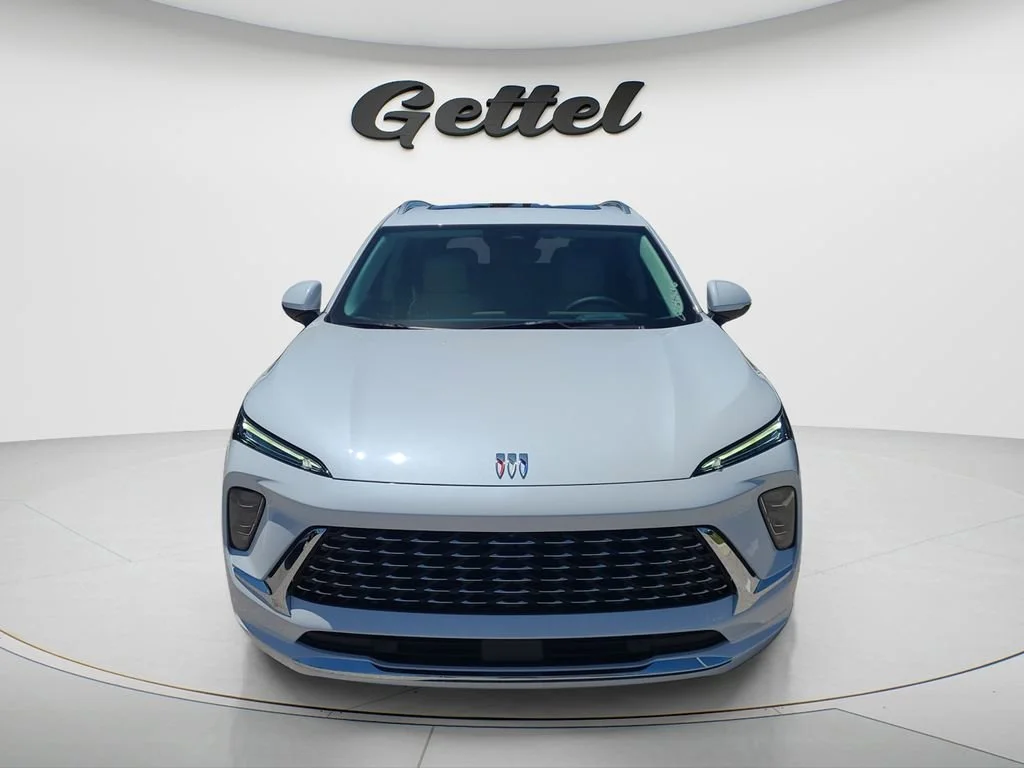 New 2026 Iridescent White Tricoat Buick Avenir image 2