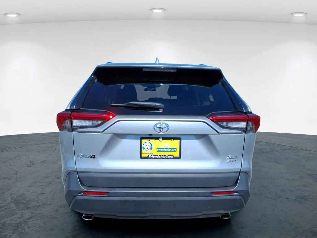 Used 2019 Silver Toyota XLE image 7