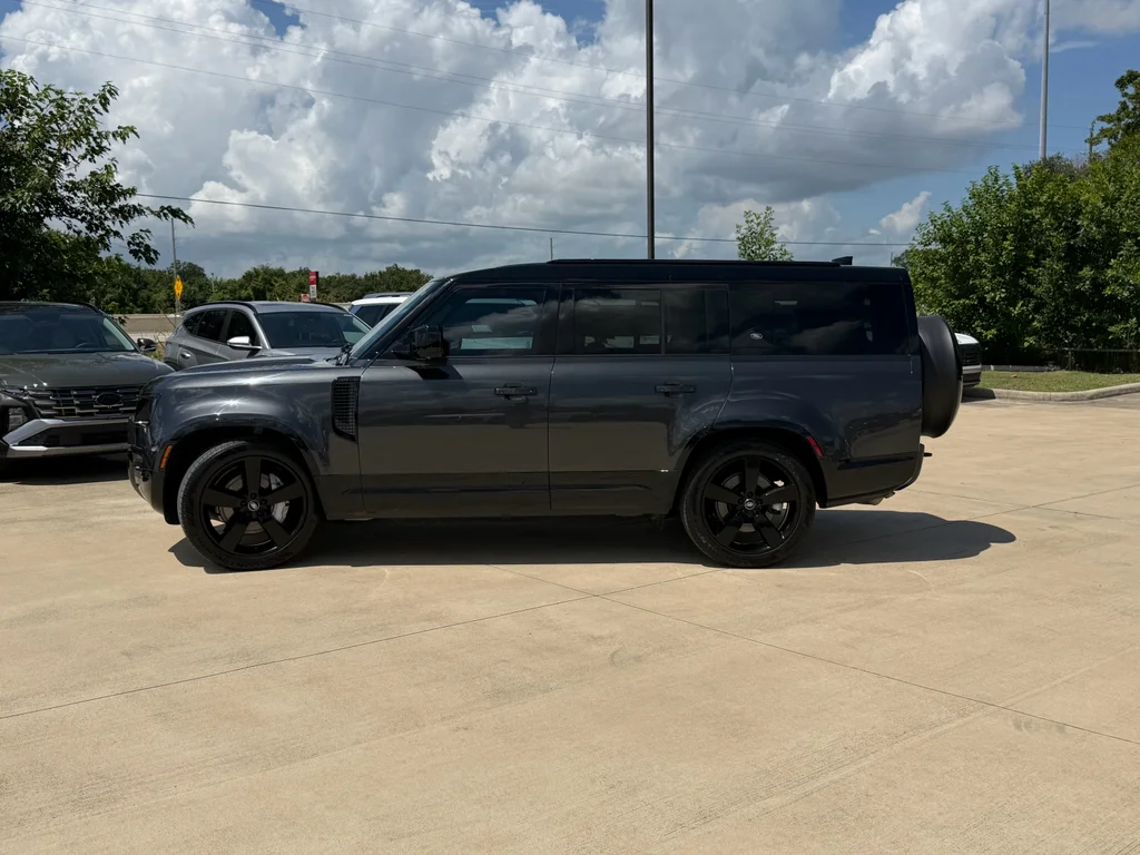 Used 2023  Land Rover X-Dynamic SE image 2