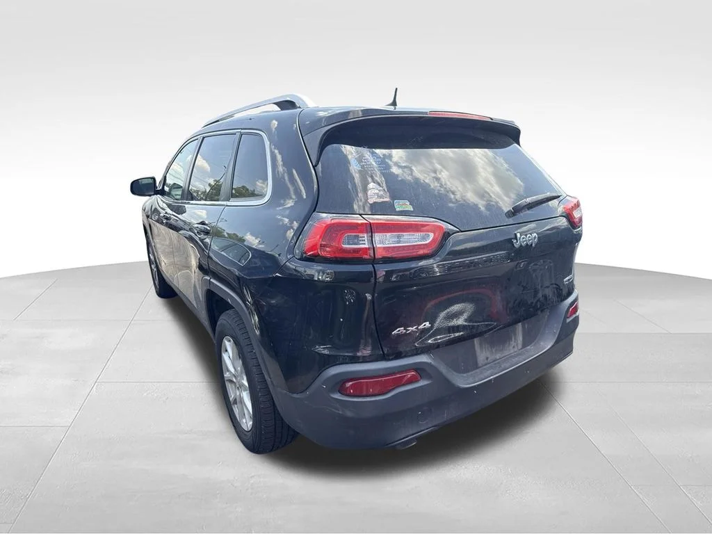 Used 2017 Black Jeep Latitude image 4