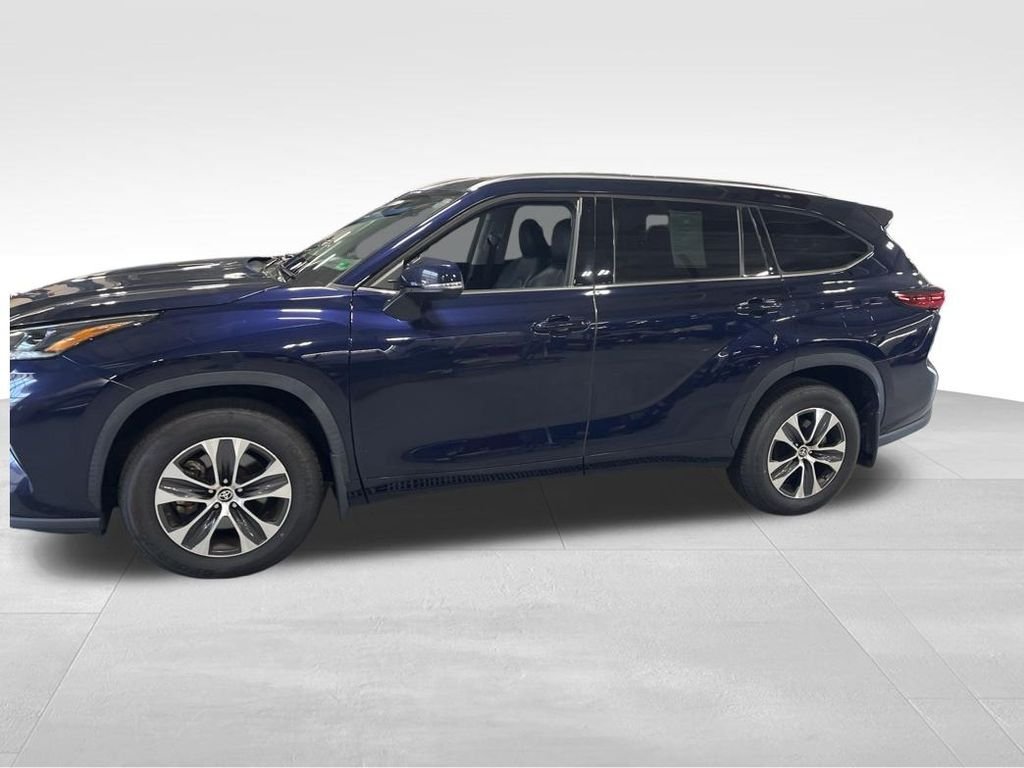 Used 2021  Toyota XLE image 3