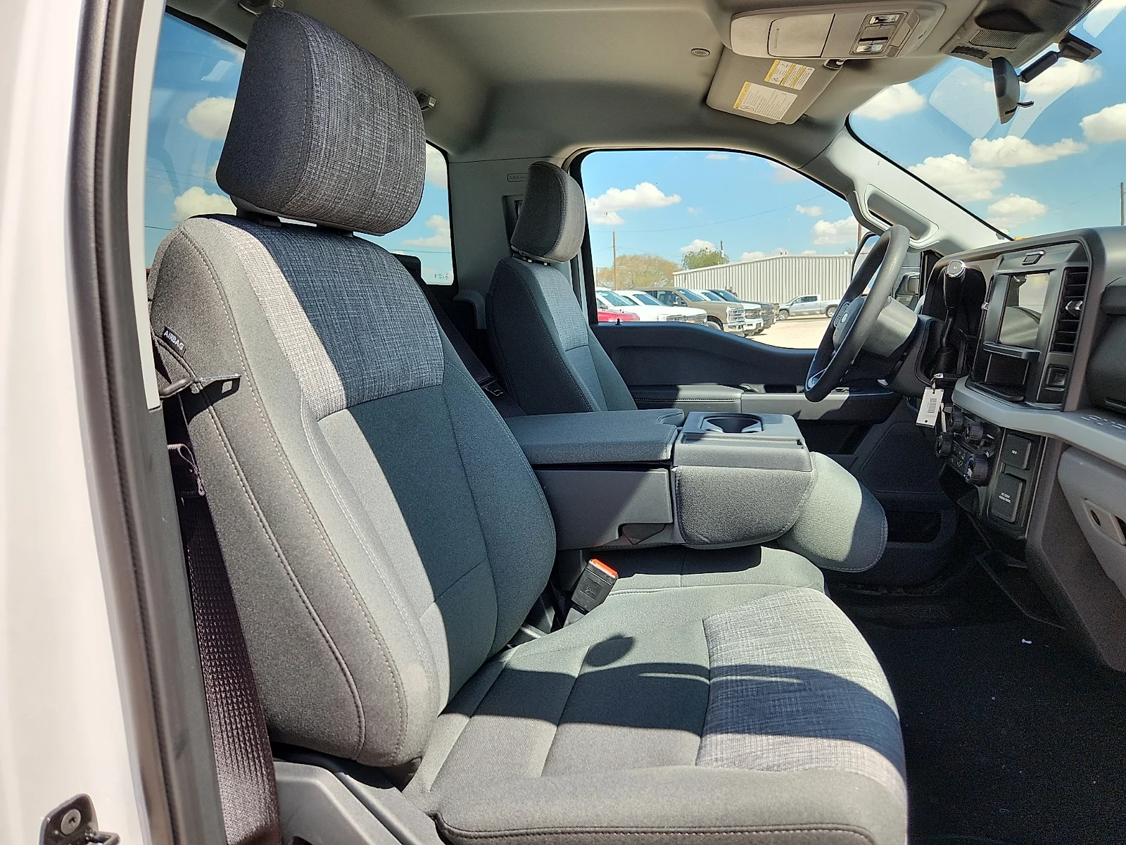 New 2027 Oxford White Ford XLT image 19