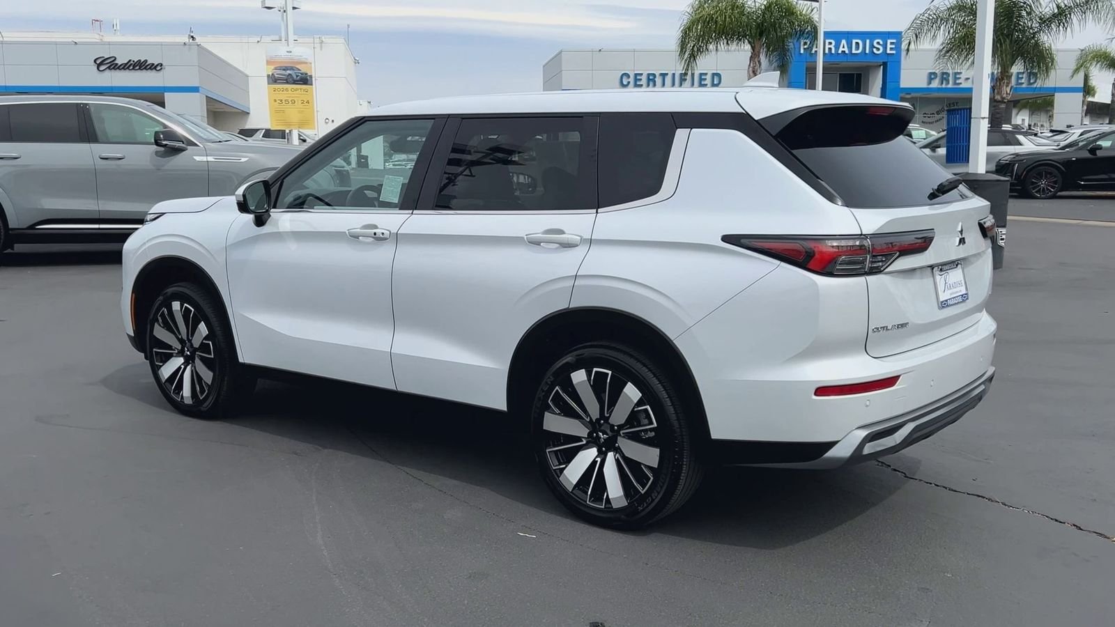 Used 2025 White Mitsubishi SE image 9