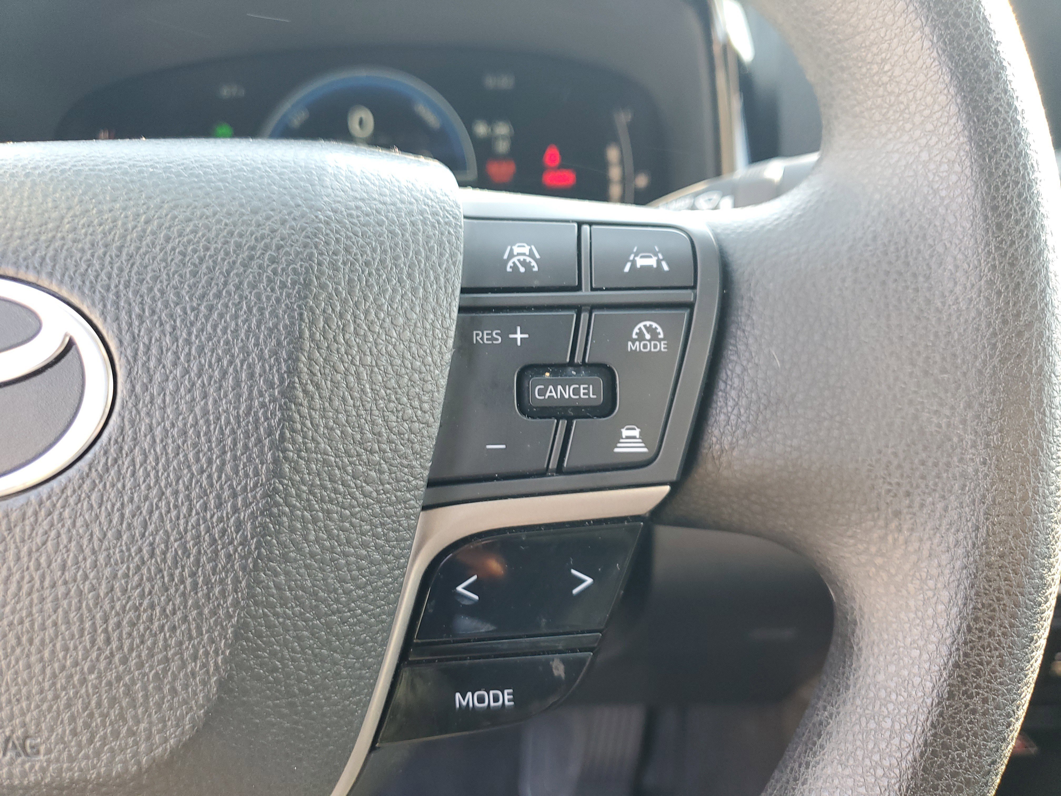 Used 2025 Ice Toyota LE image 27