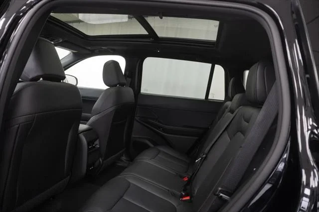 New 2026 Diamond Black Crystal Pearl-Coat Exterior Paint Jeep Limited image 18