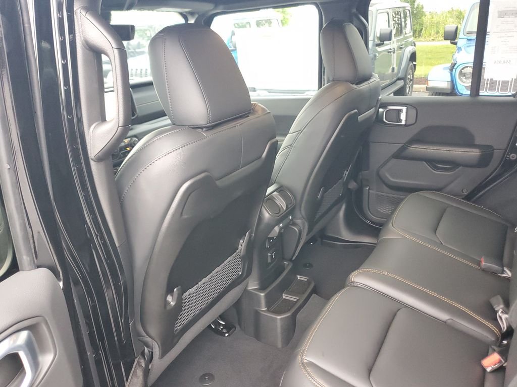 New 2026 Black Clear-Coat Exterior Paint Jeep Sahara image 11
