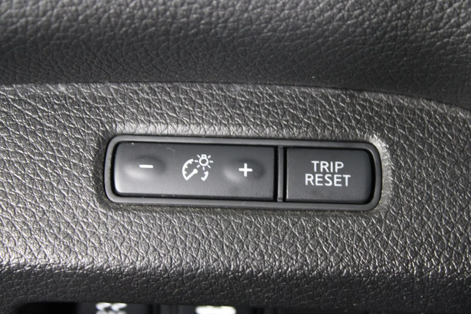 Used 2014 Red Nissan 2.5 S image 21