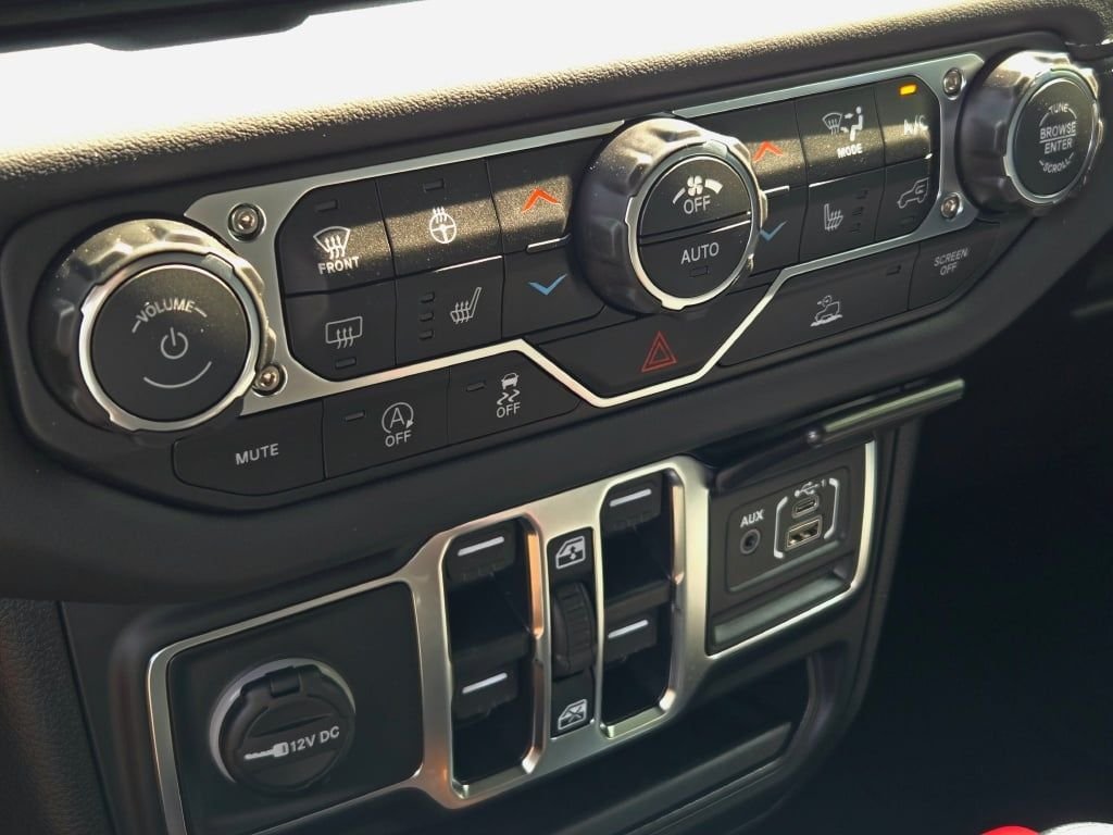 New 2026 Hydro Blue Pearl-Coat Exterior Paint Jeep Sahara image 28
