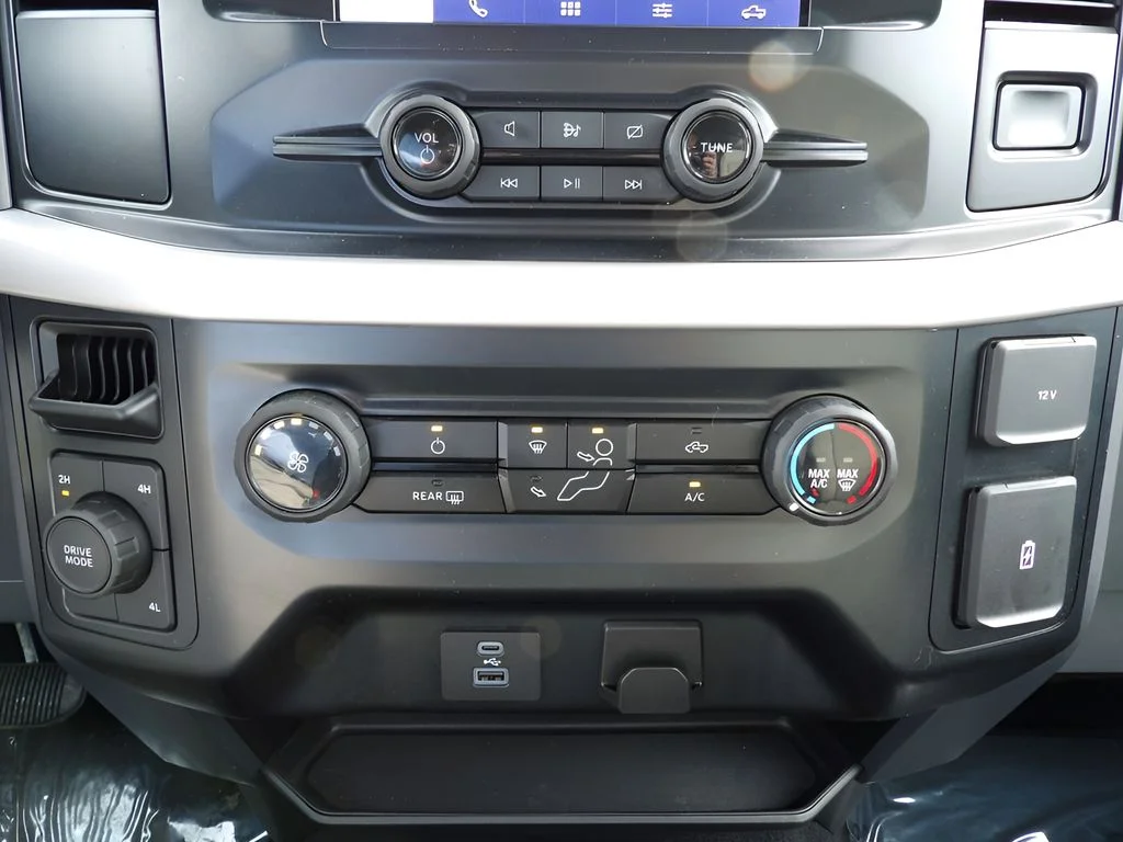 Used 2023 Oxford White Ford XLT image 27
