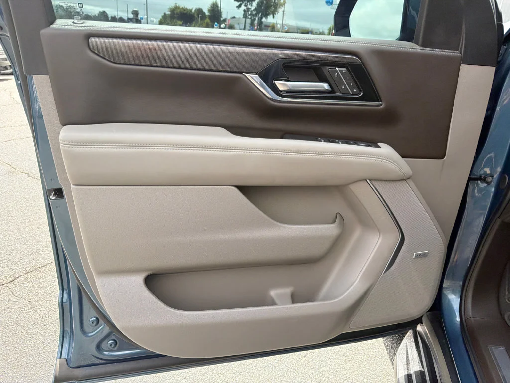 Used 2025 Blue GMC Elevation image 10