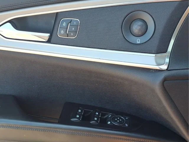 Used 2019  Lincoln Reserve image 17