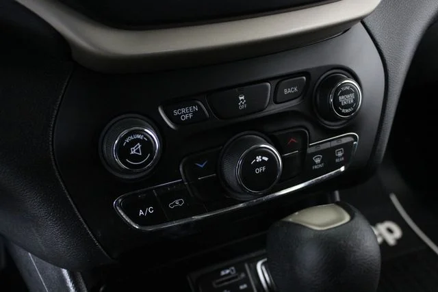 Used 2015 White Jeep Latitude image 11