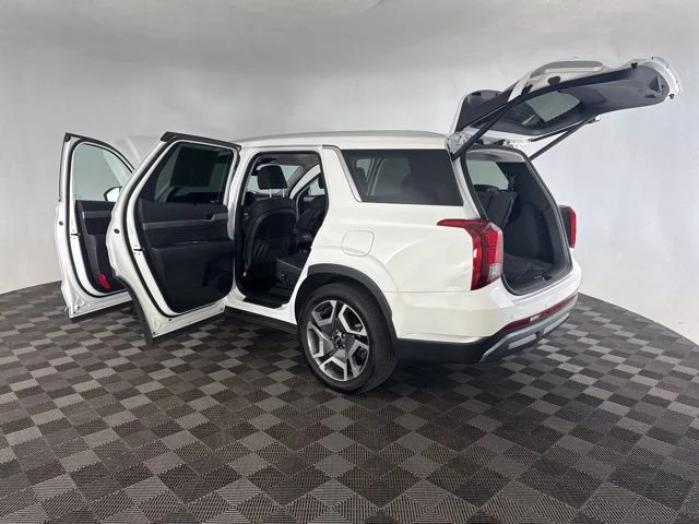 Used 2025 White Hyundai SEL Premium image 17