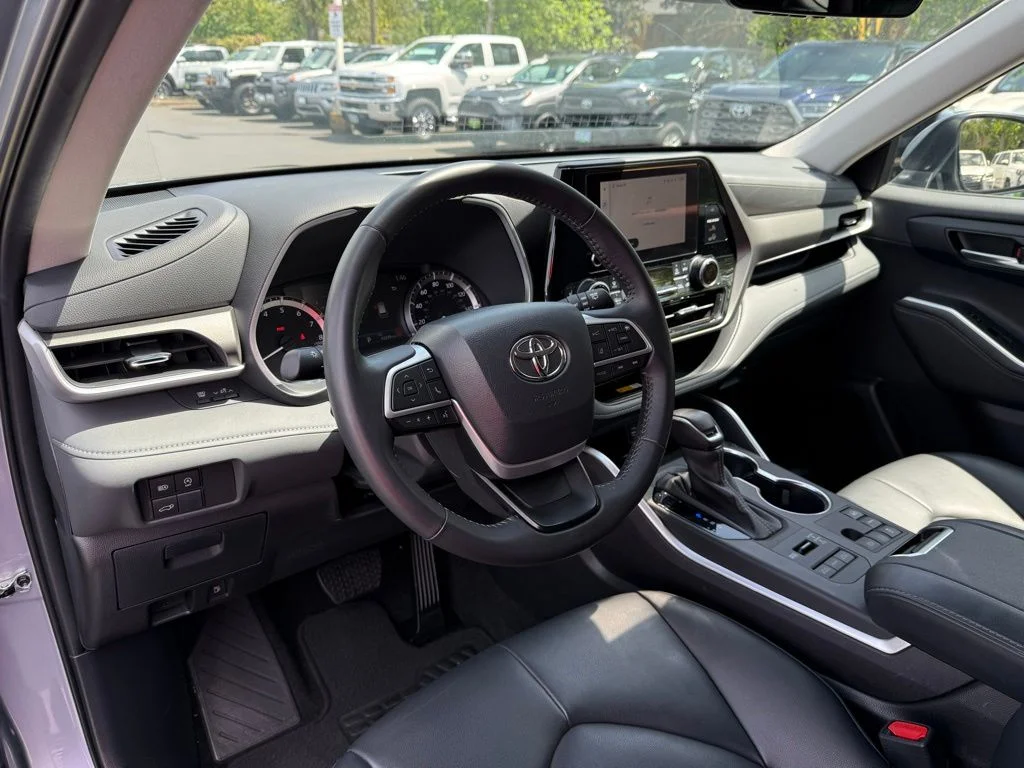 Certified Used 2024  Toyota XLE image 13
