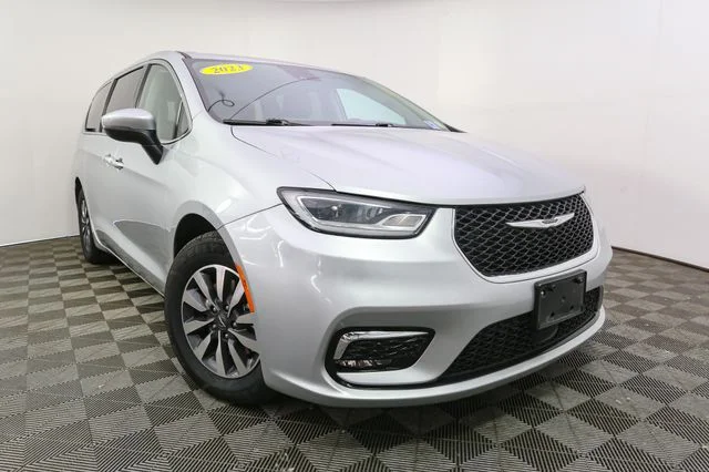 Used 2023 Silver Chrysler Touring L image 3